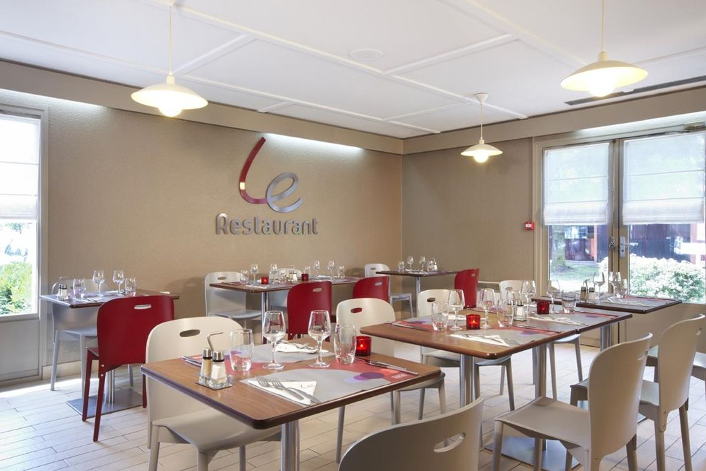 Kyriad Tarbes Bastillac Étterem fotó